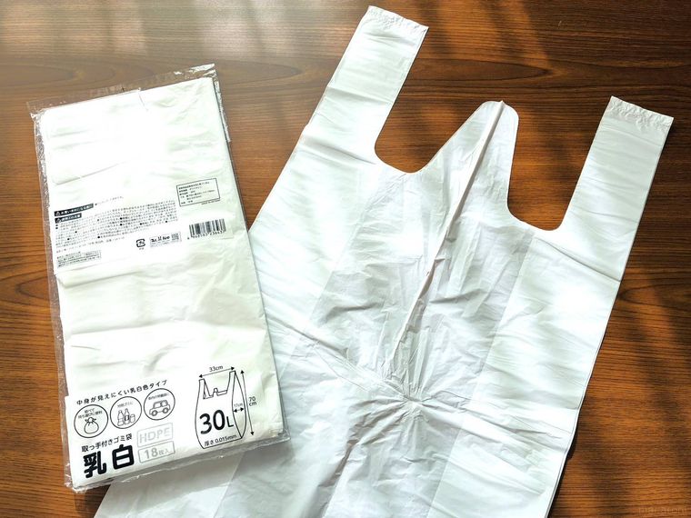 取っ手付きゴミ袋30Lのパッケージとゴミ袋