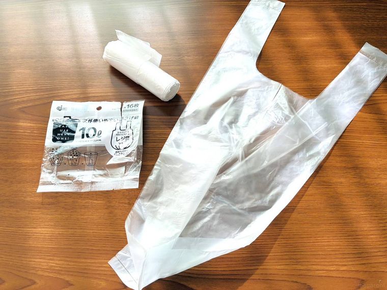 ロール状の手さげ袋とパッケージと広げた手さげ袋