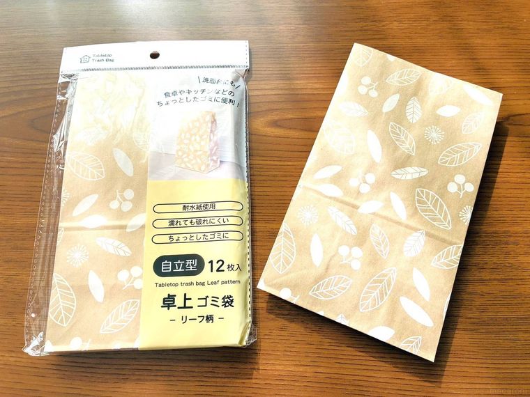 リーフ柄の卓上ゴミ袋のパッケージとゴミ袋