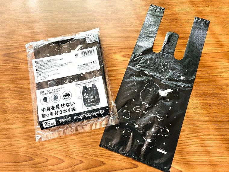 黒いシマエナガ柄の取っ手付きポリ袋のパッケージとポリ袋