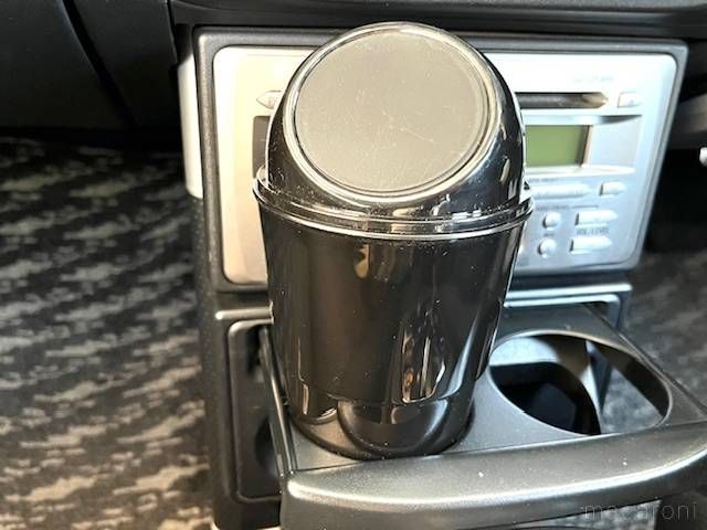 車のセンターコンソールに置いた車用ゴミ箱