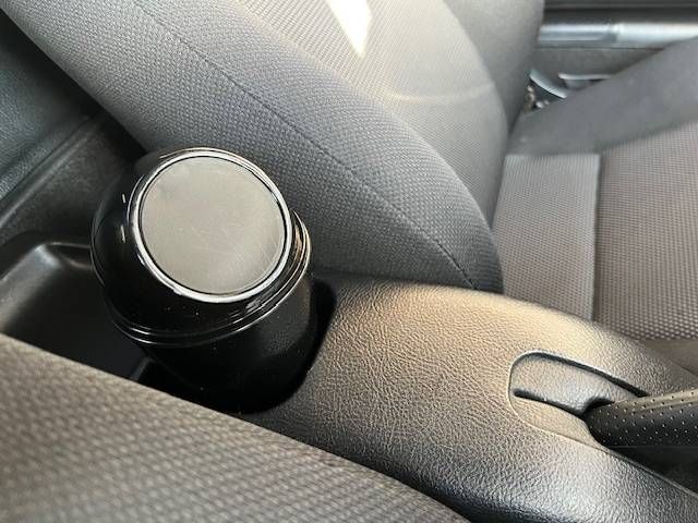 運転席と助手席の間に置かれた車用ゴミ箱