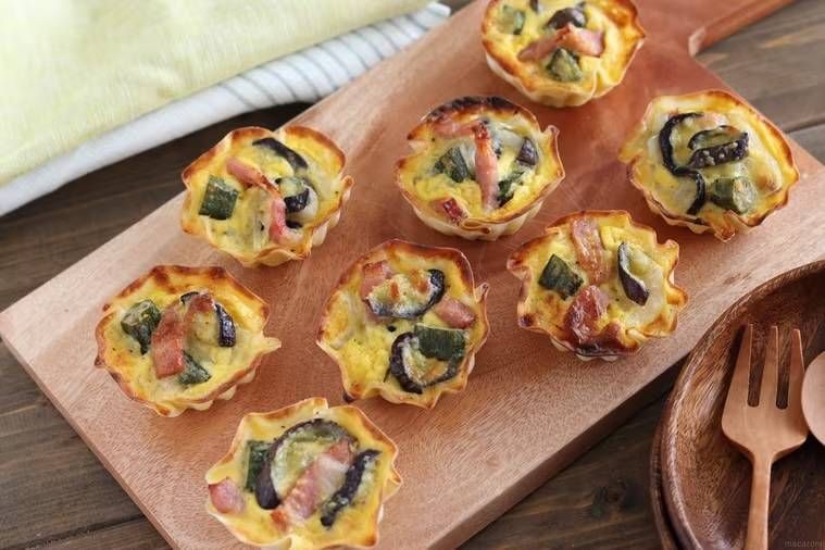 木のトレーに盛られたキッシュ