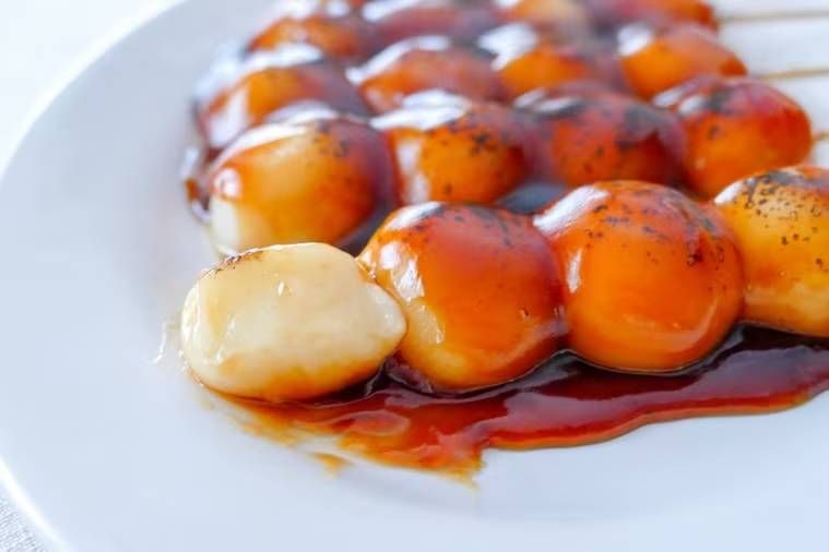 皿に盛られたみたらし団子