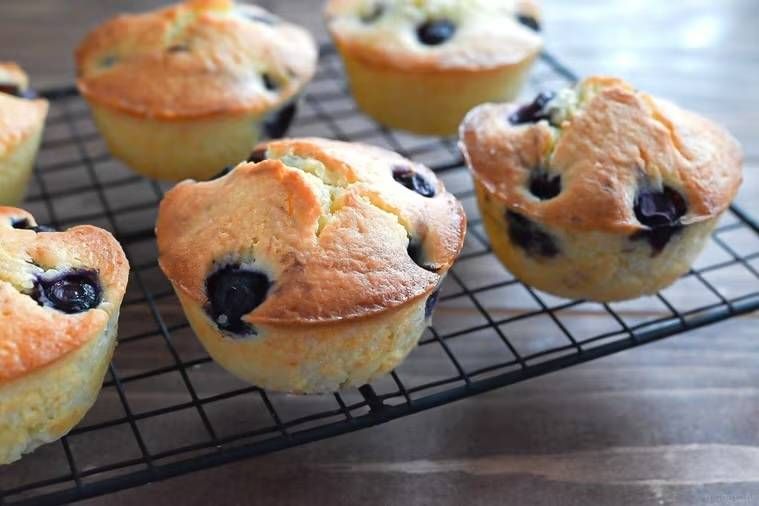 焼き網に並べられたブルーベリーマフィン