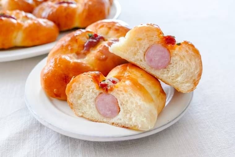 白い皿に盛られたウインナーパン