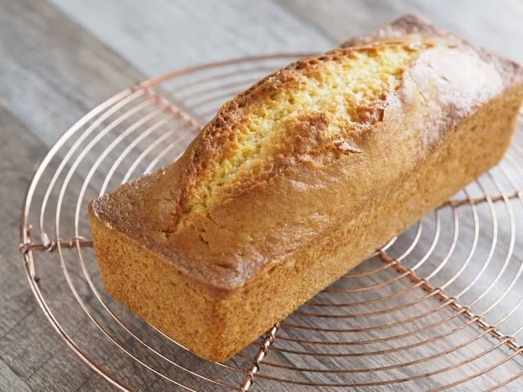 網の上に置かれたパウンドケーキ