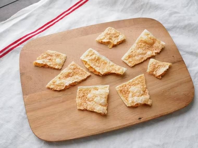 木のトレーに盛られたパリパリチーズ