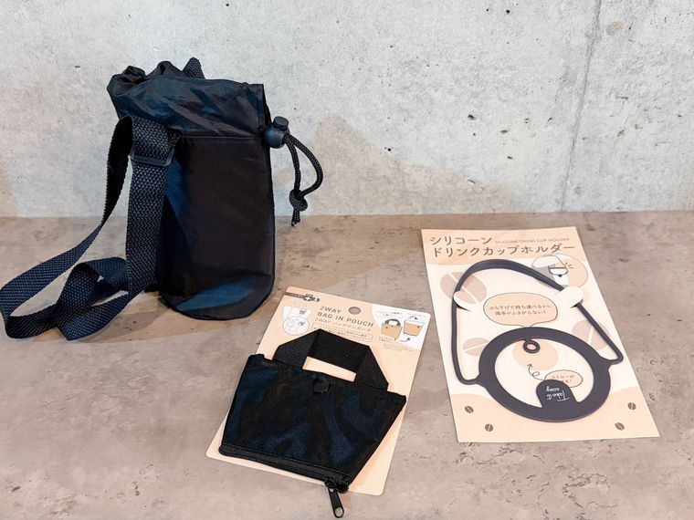 机に並んだペットボトルホルダー、バッグインポーチ、シリコンドリンクカップホルダー