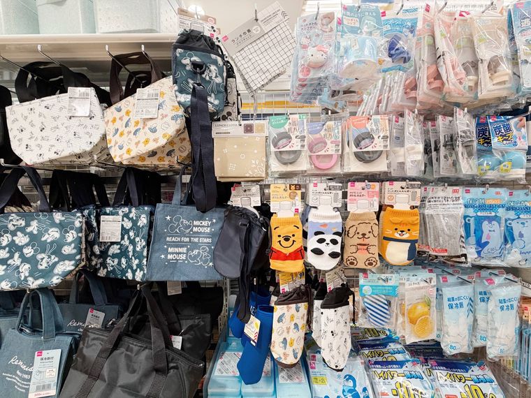 ダイソーのドリンクカップホルダーを売っているエリア