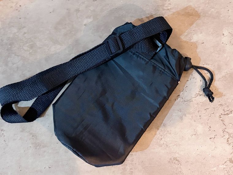 テーブルに置かれたダイソーのドリンクホルダー