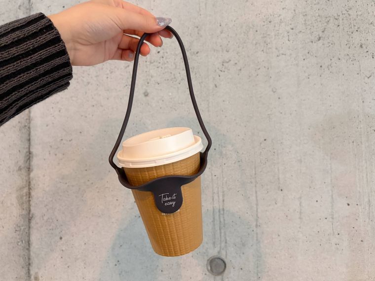 ドリンクカップホルダーをはめたテイクアウトコップ