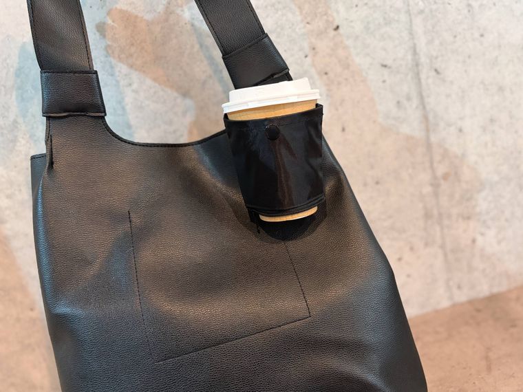 バッグに取り付けたドリンクホルダー