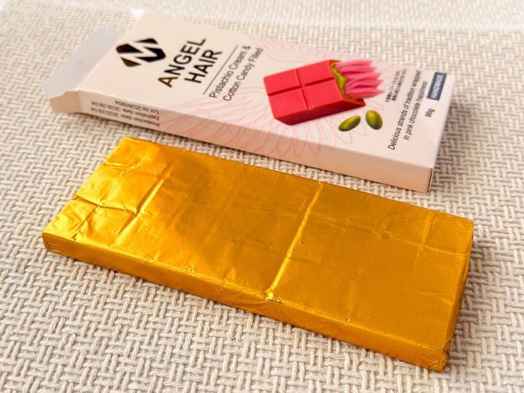 金紙に包まれたエンジェルヘアチョコレート ピンクとパッケージが並べられている様子