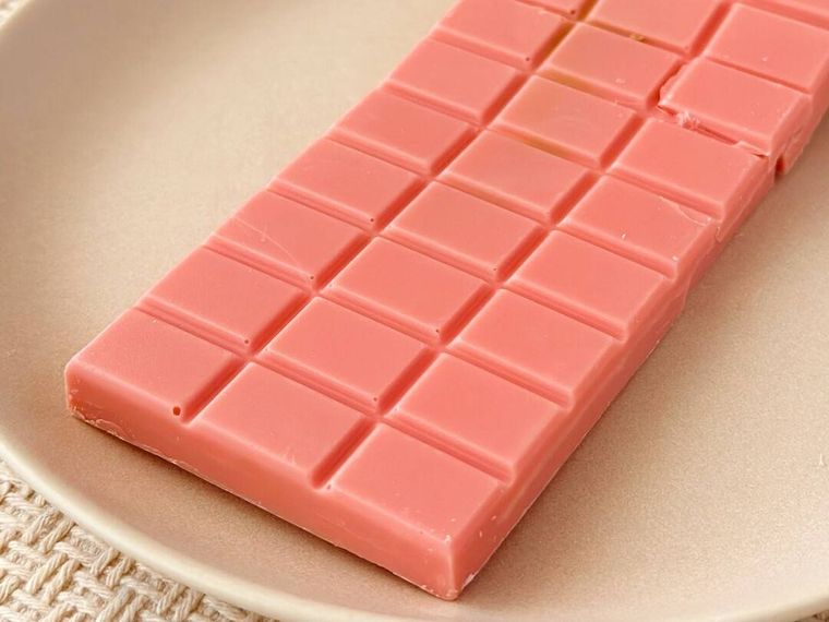 白皿に盛り付けられたエンジェルヘアチョコレート ピンク