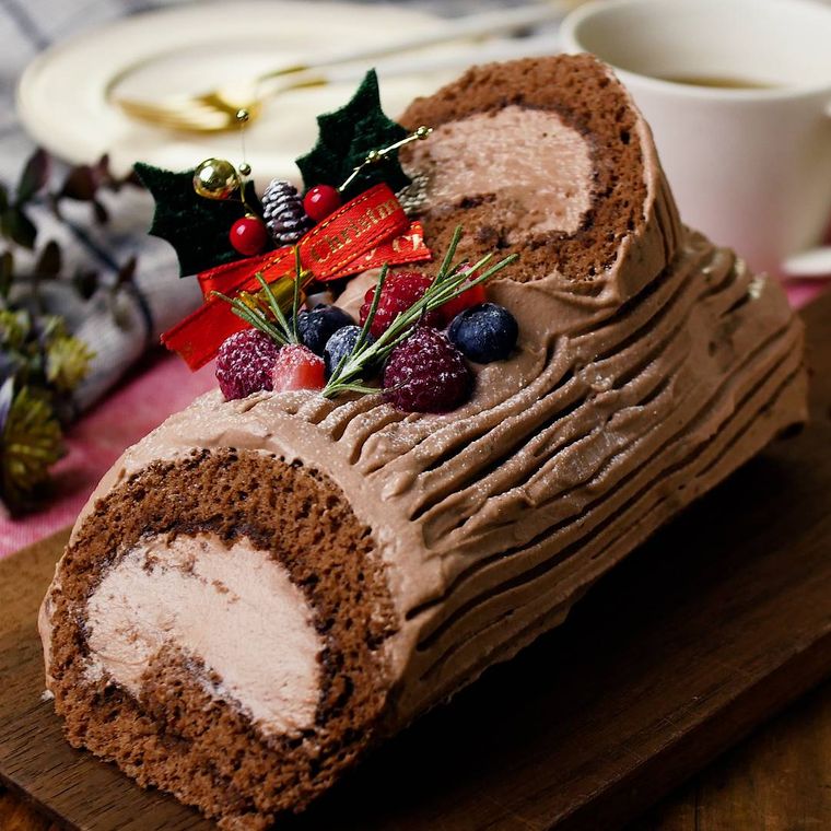 カッティングボードの上にのったブッシュドノエル