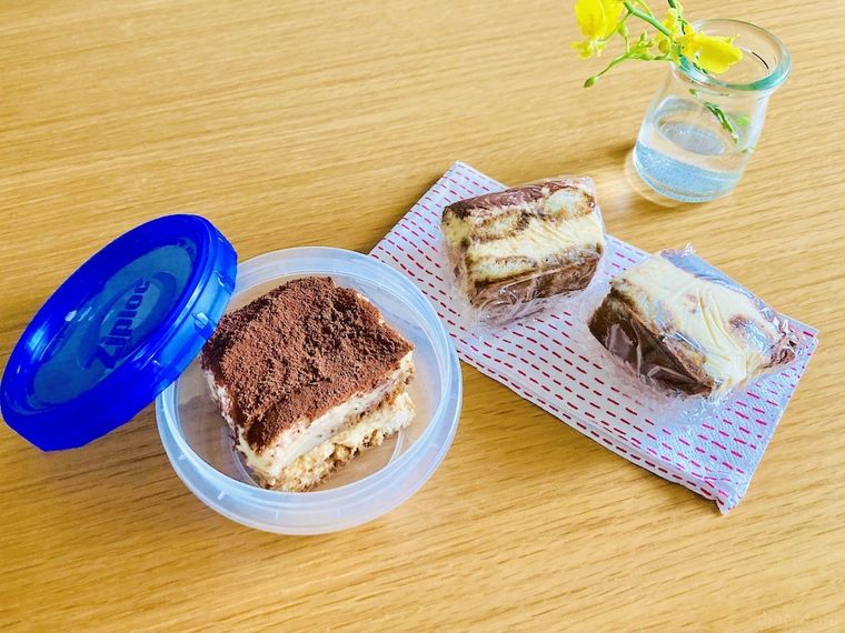 保存するためにラップで包んだり、蓋つき容器に入れられたコストコのイタリアンティラミス