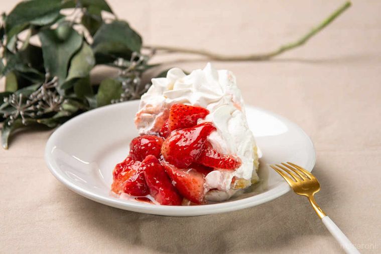 お皿に盛り付けられたストロベリートライフル