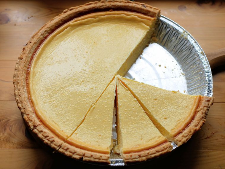 コストコのトリプルチーズタルトをカットしている様子