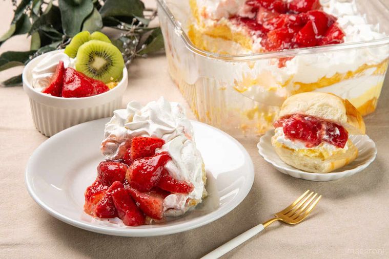 お皿にもったストロベリートライフルとアレンジ商品数点