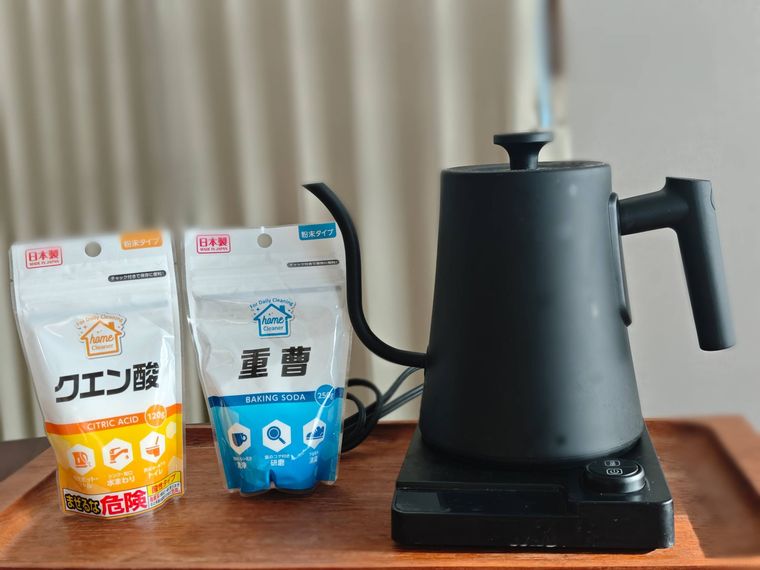 電気ケトルとクエン酸、重曹が机の上に置いてある