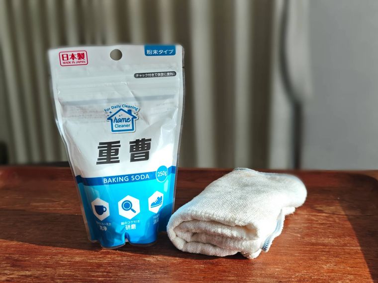 重曹と布巾が机の上に置いてある