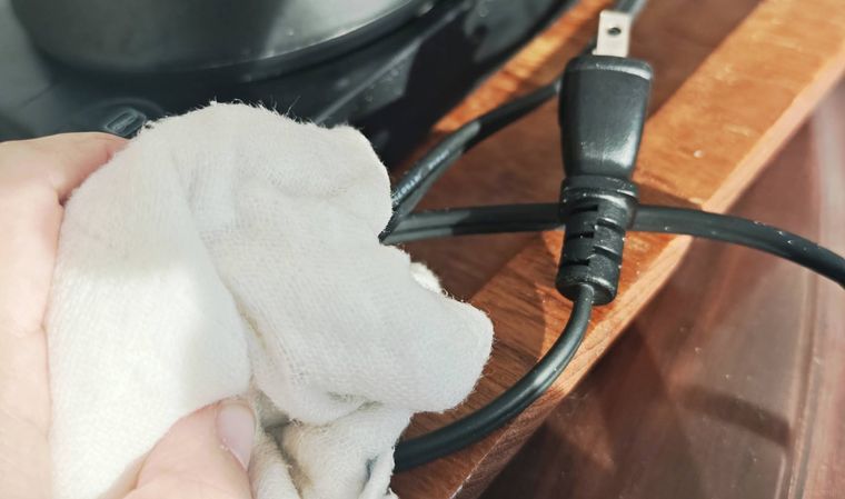 ケトルを掃除している様子