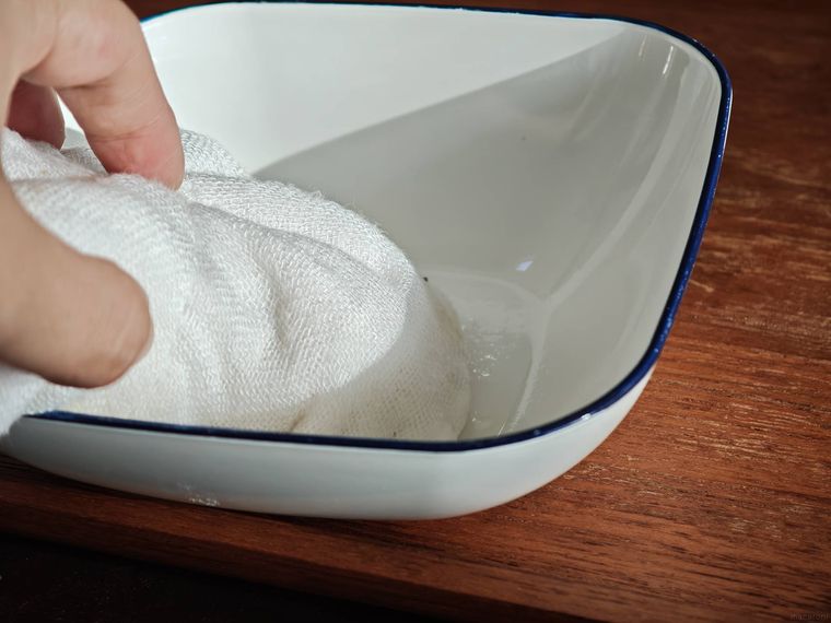 水で薄めた重曹でケトルを掃除している様子