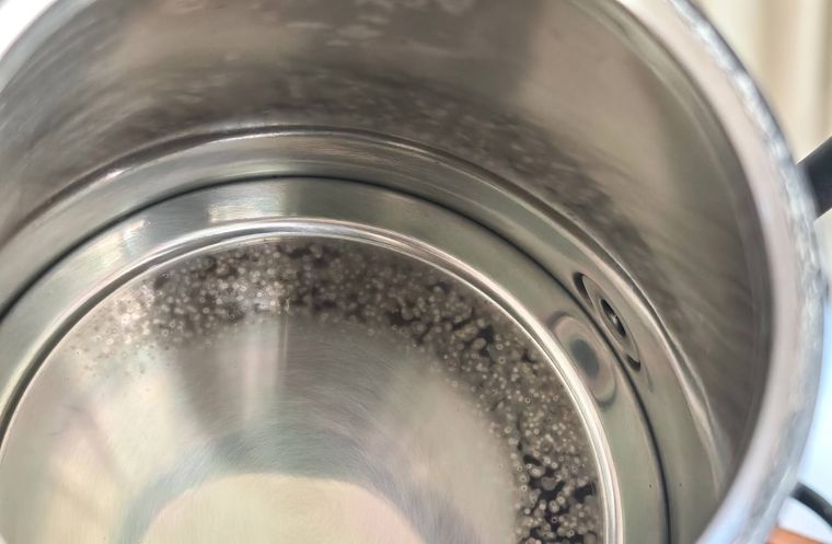 電気ケトルの黒い点を撮影している様子