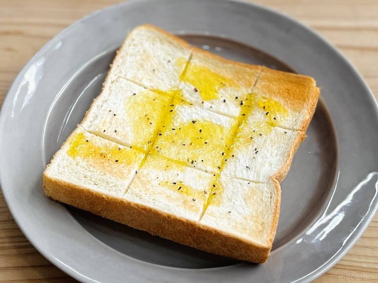 トーストにオリーブオイルをかけた様子