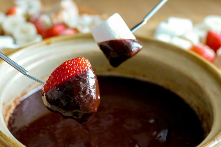 いちごとマシュマロをチョコにディップした様子