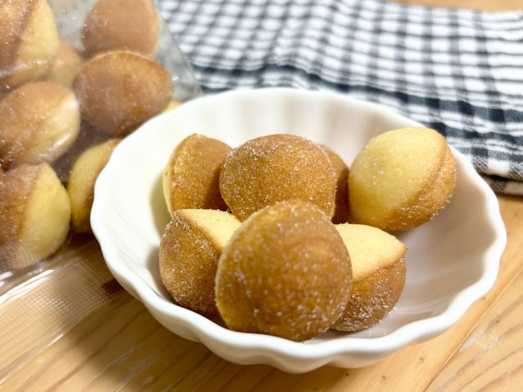 120円で販売中の無印良品のお菓子豆乳とおからの鈴カステラをアップで撮った様子