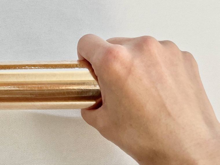 ラップを手でひねっている様子