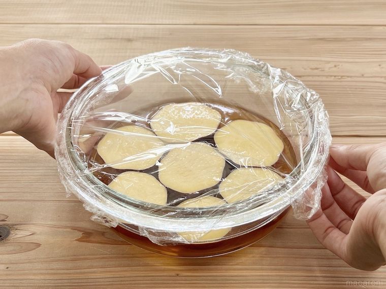 皿にふんわりとラップをかけている様子