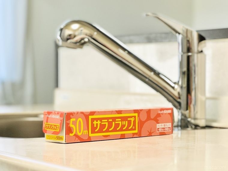 流しの近くにサランラップが置かれている様子