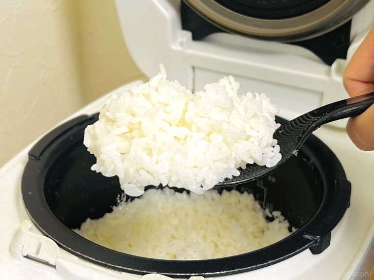 炊飯器のごはんをしゃもじですくった様子