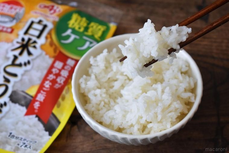 箸で持ち上げたごはんと白米どうぞのパッケージ