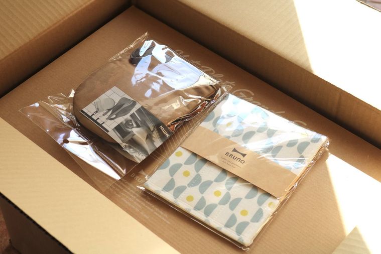 ダンボールを開けた様子