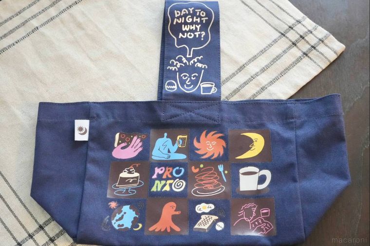 イラストがデザインされたネイビーのミニトートバッグ