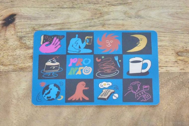 木のカッティングボードにのった青色のギフトカード