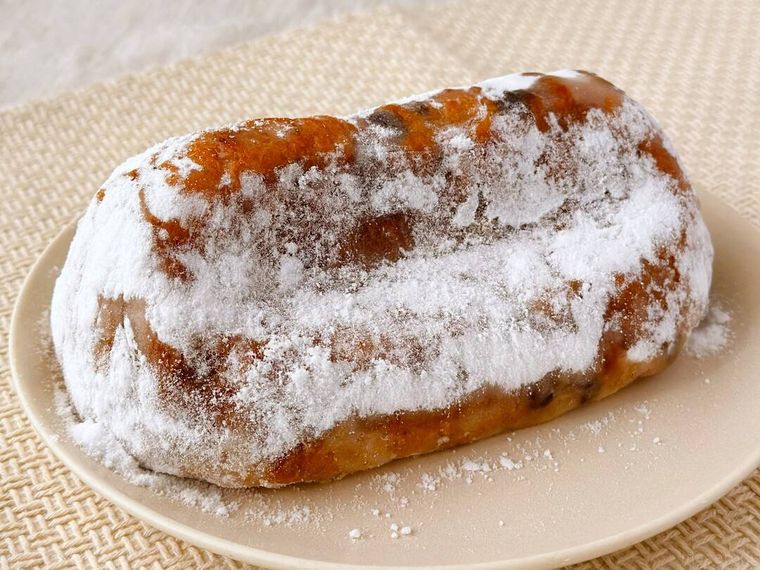 袋から取り出した成城石井自家製 4種ベリーのマカダミアシュトーレンが皿に盛り付けられている様子