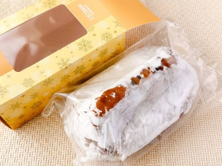 パッケージから取り出した成城石井自家製 4種ベリーのマカダミアシュトーレンがテーブルの上に置かれている様子