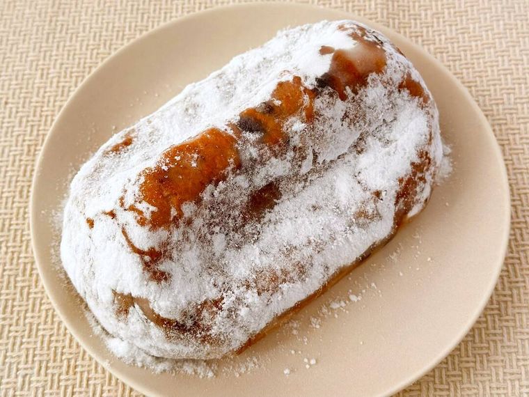 皿に盛り付けられた成城石井自家製 4種ベリーのマカダミアシュトーレン