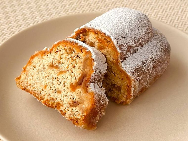 カットしたXmasスパイス香るシュトーレンが皿に盛り付けられている様子