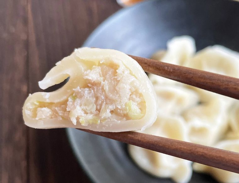 業務スーパー豚肉水餃子の断面写真