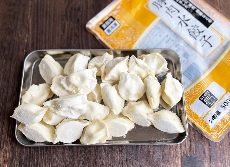 トレーに取り出した豚肉水餃子の中身