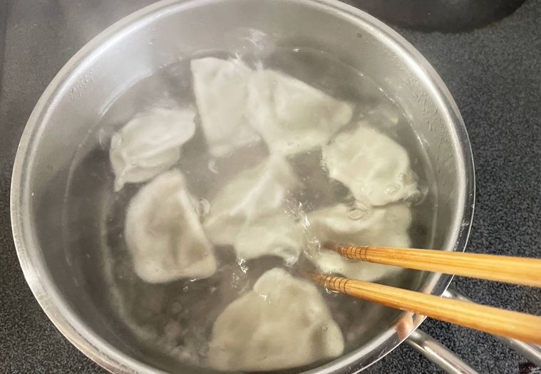 鍋で水餃子をゆでている様子