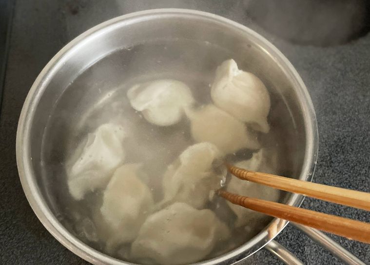 鍋で水餃子をゆでているところ