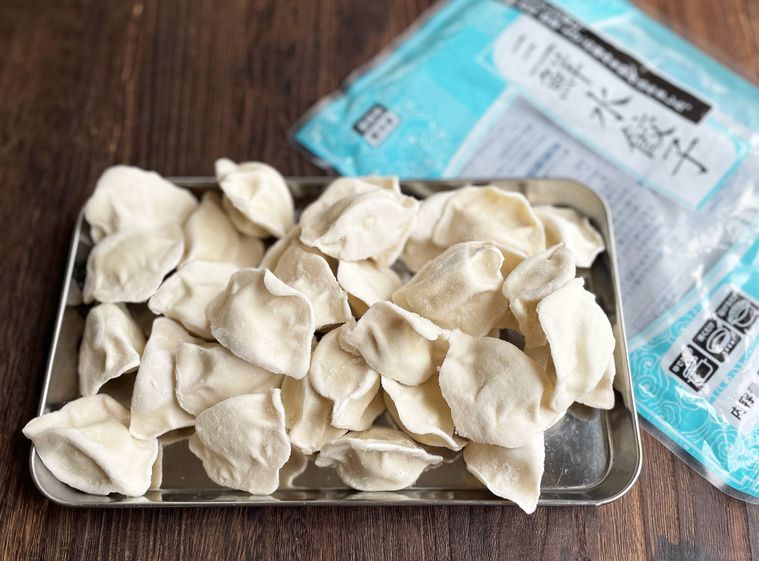 トレーに三鮮水餃子の中身を取り出した様子