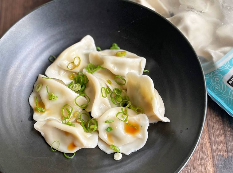 お皿に盛り付けた三鮮水餃子